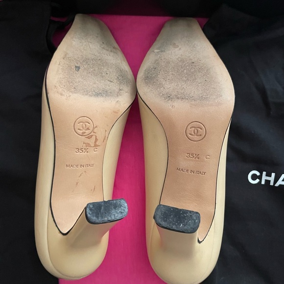 Chanel size 35.5 cream with black cap tip in great condition - Picture 4 of 7